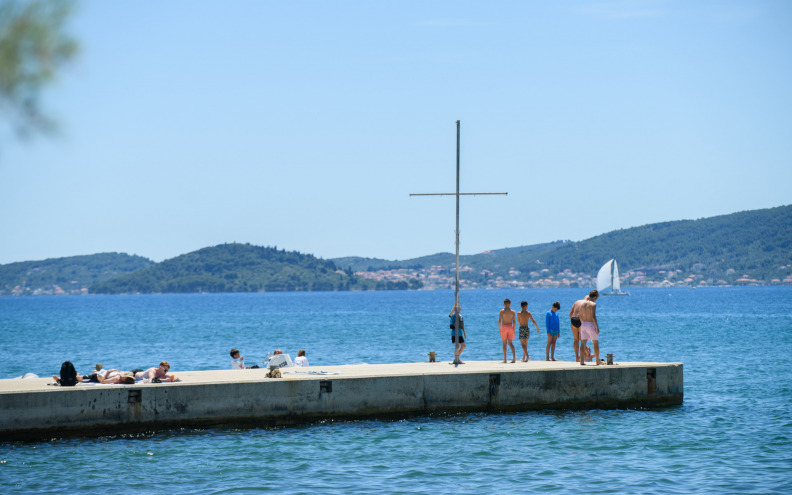 Na Jadranu danas sunčano, ali vjetrovito i valovito, moguća i mjestimična kiša