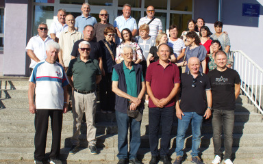 Škabrnjanci se okupili na 50. godišnjici male mature i posjetili 88-godišnju učiteljicu: ‘Učitelji su bili neprikosnoveni autoriteti’