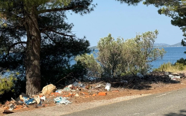 Turist objavio prizore ilegalnog otpada na zadarskom području: 'Deset metara od plaže su hrpe građevinskog otpada i plastike'