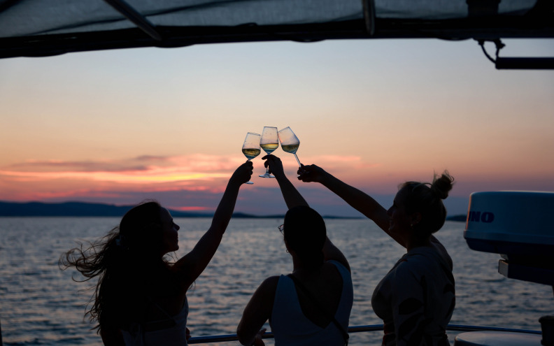 VINO, SPIZA I ZALAZAK SUNCA Uspješno održani Dani otvorenih vrata Vinarije Karaba