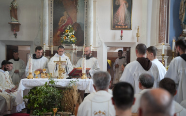 ‘PRATIMO GA U MOLITVAMA…’ Župa Jasenice proslavila mladu misu fra Josipa Brandejsa