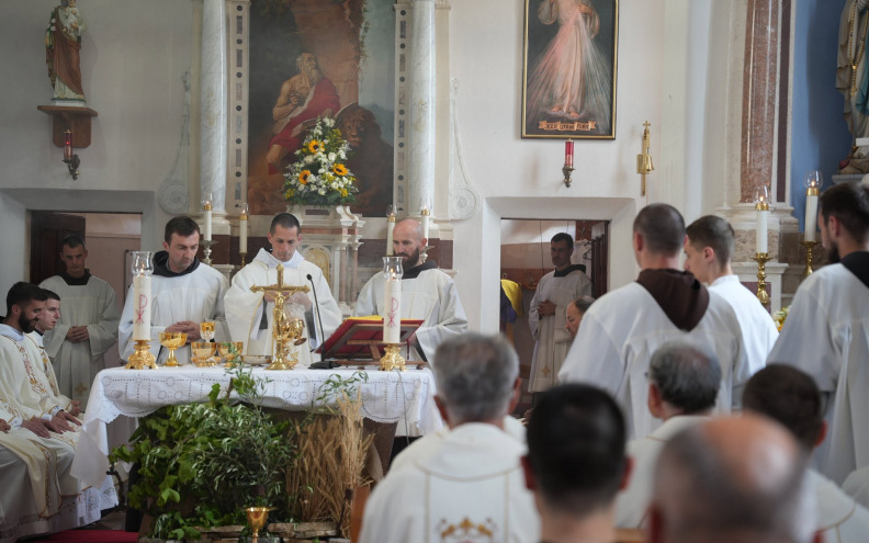 'PRATIMO GA U MOLITVAMA...' Župa Jasenice proslavila mladu misu fra Josipa Brandejsa