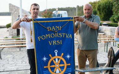 [FOTO] Simboličnim podizanjem zastave otvoreni Dani pomorstva u Vrsima, slijedi bogat četverodnevni program