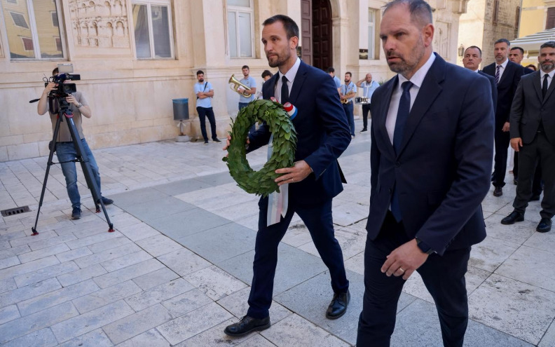 [FOTO] Erlić i Dujela položili lovorov vijenacna Narodnom trgu: 'Prisjećamo se svih onih koji su se borili za slobodu i za Zadar'
