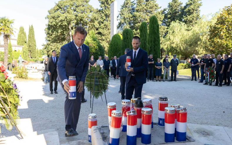 Gradonačelnik Erlić i župan Bilaver položili vijence povodom obilježavanja osnutka 112. brigade: 'Njegujemo kulturu sjećanja'