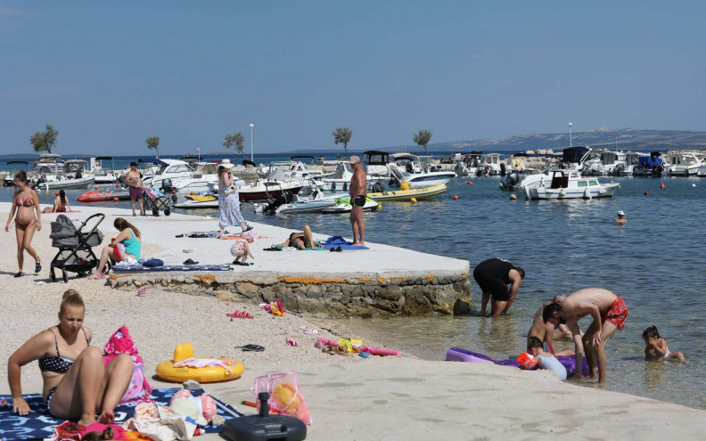 Nakon zahtjeva građana, Županijska lučka uprava vraća zaštitnu ogradu na plaži u Lučici: 'Skuteri luduju po moru'