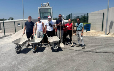 RADNO, VRUĆE I USPJEŠNO! Volonteri uredili boksove za pse u zadarskom Skloništu za životinje