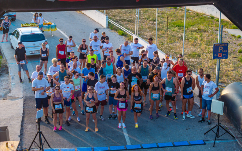 [FOTO] TRČANJE UZ MORE I ZALAZAK Prvi Maslenica Sunset Run okupio trkače iz Hrvatske i inozemstva