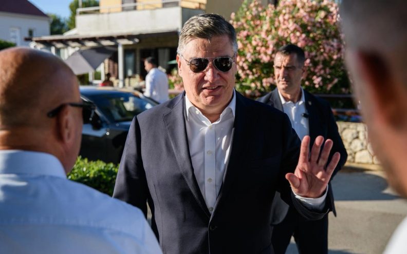 [FOTO] Predsjednik Milanović stigao u Vrsi, dočekali ga pomorci i lokalni čelnici