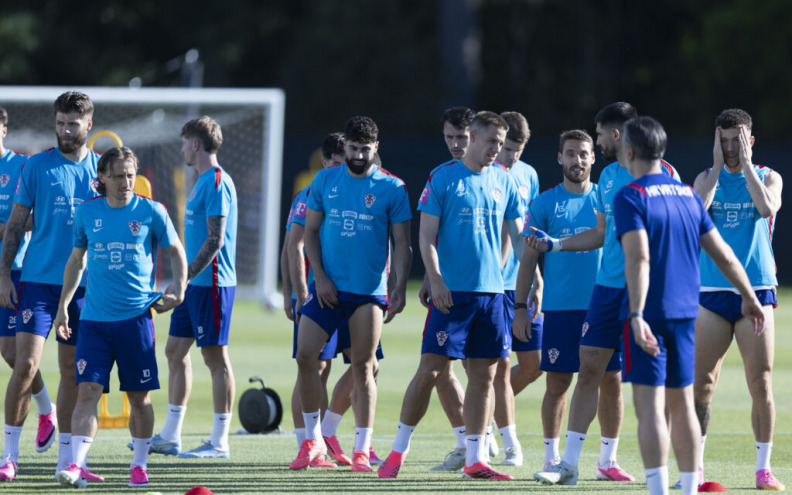 Vatreni u sjajnoj domaćoj atmosferi odradili prvi trening, Kustić nahvalio domaćine