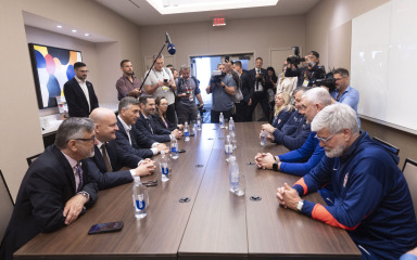 Plenković posjetio Vatrene u Torontu: ‘Cijela Hrvatska je uz vas i svi očekujemo pobjedu’
