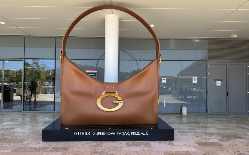 Tražite najbolju ljetnu fotku i odličan shopping? Mega torbica oduševljava fashionistice u Zadru