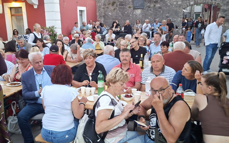 Sukošan u sezonu ušao “po domaću”: fritule, srdele i najduža štrudla od 
