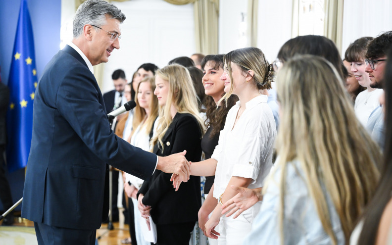 Plenković mladim Hrvatima iz dijaspore: 'Sve nas je manje, vratite se'