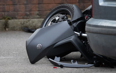 PROMETNA NESREĆA KOD ZAGRADA Sudarili se automobil i motocikl