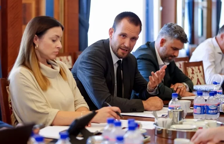 KOLEGIJ GRADONAČELNIKA Od isplate naknade umirovljenicima do dolaska policajca ljeti na Iž