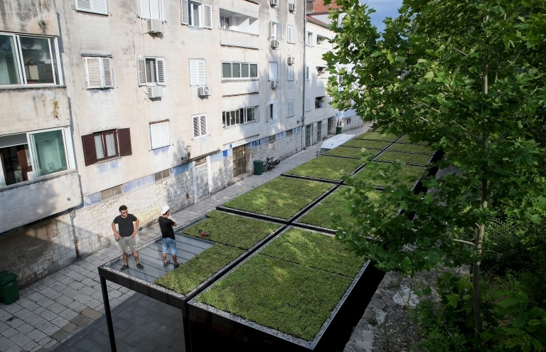 Na kioscima na zadarskoj pijaci postavljaju se zeleni krovovi