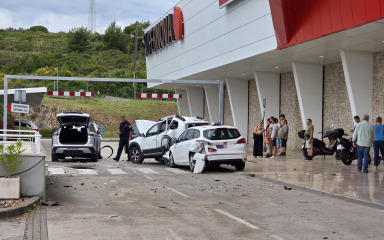DETALJI OČEVIDA Policija otkrila kako je došlo do teške nesreće na parkiralištu Supernove, izazvao ju je taksist