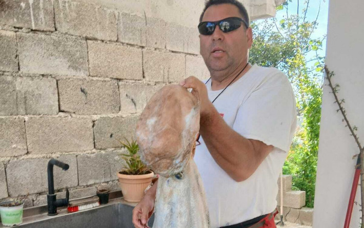 HOBOTNICA Andrija Maraš iz Vrsi na udicu ulovio “komadinu” od gotovo 7 kilograma!