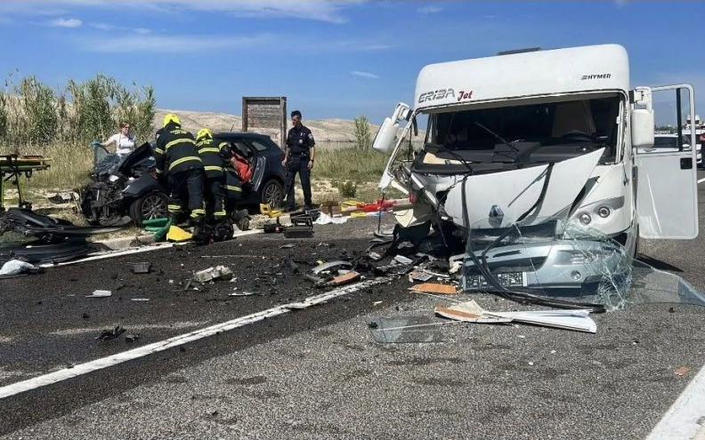 Sudarili se kamper i automobil u Dinjiški na Pagu, po troje ozlijeđenih stigao hitni helikopterski prijevoz
