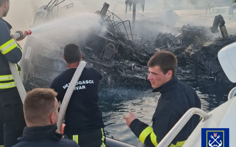 DRAMA NA JADRANU Bura nosila djecu od obale, gorjela jedrilica, spašavali brodolomce