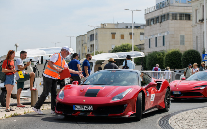 Zvuk motora, mobiteli u zraku, turisti u šoku: 'Nikad u životu nisam vidjela toliko Ferrarija'