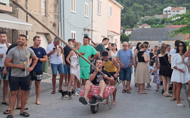 Kualjska alka kao mamac za turiste: ‘Rekviziti su jedna kariola, jedan štap i mudante’