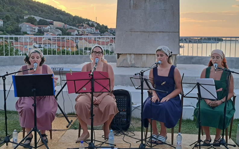 Održana premijerna izvedba koncerta glazbenih priča kualjskih žena: 'Ako je riječ ikada bila živa, onda je to u njihovim ustima'