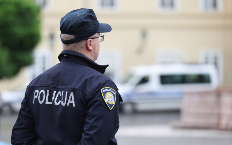 Muškarac prijetio 30-godišnjaku, u vozilu mu pronađena sjekira. Završio je u pritvoru