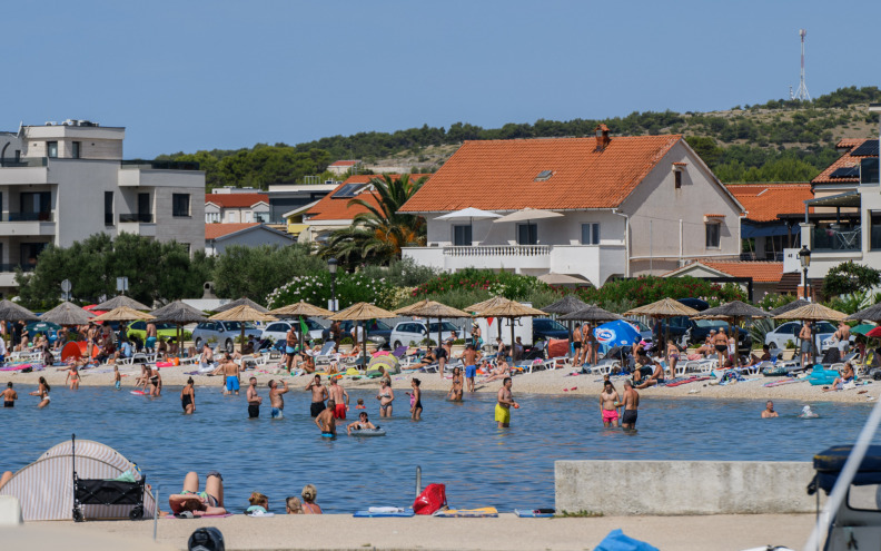 Provjerili smo što se to krije iza rekordnih brojki i zašto se mnogi iz godine u godinu vraćaju baš na ovaj otok