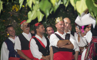 IŠKI KRALJ Uz oduševljenje svite, Marko Štokov predao »kraljevanje« Mladenu Žuviću