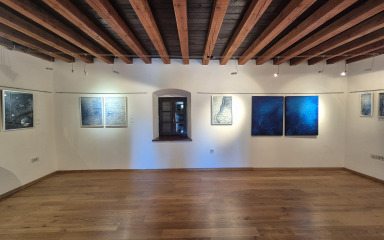 “Zvjezdani zidovi” Mirne Oštarić Kerr zasjali u rustikalnom zdanju Barokne kuće u Ninu