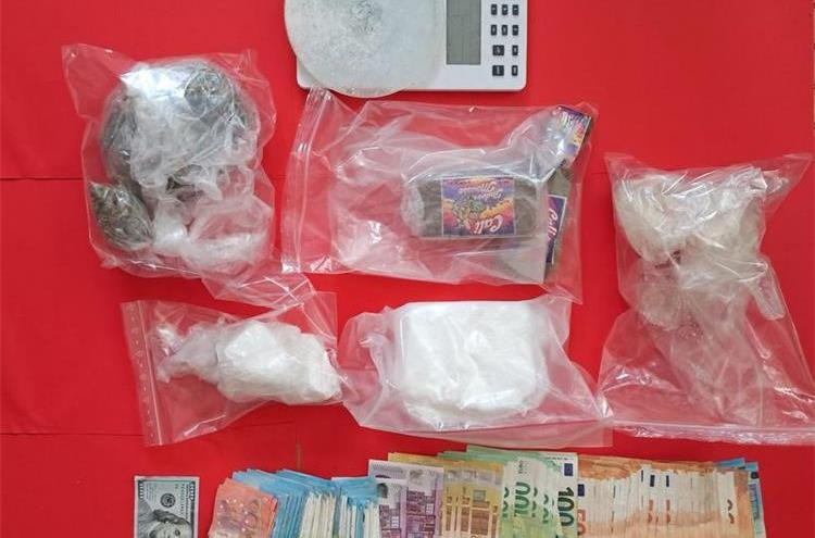 Policija osjetila miris marihuane u autu na odmorištu Nadin, pa u njemu pronašla gomilu droge