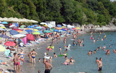 POLICIJA UPOZORAVA RODITELJE Predatori na plažama skrivaju kamere u naočalama i ručnicima