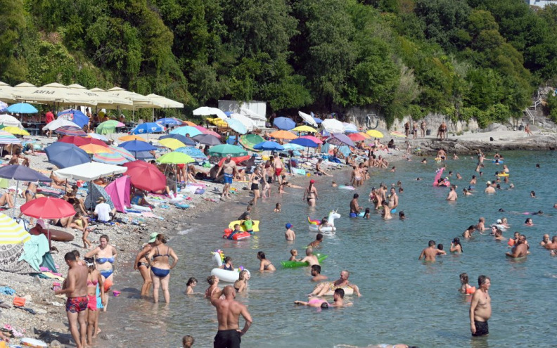 POLICIJA UPOZORAVA RODITELJE Predatori na plažama skrivaju kamere u naočalama i ručnicima