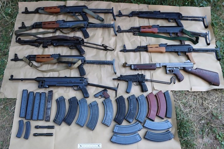 Građani preko aplikacije prijavili 78-godišnjaka, policija mu našla pravi arsenal u kući u Samoboru i na Viru