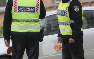 Mladić bez vozačkog ispita vozio neregistrirani motocikl, kažnjen s 1.580 eura