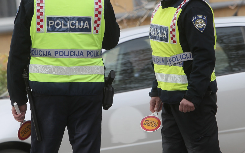 Mladić bez vozačkog ispita vozio neregistrirani motocikl, kažnjen s 1.580 eura