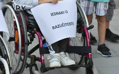 Pomoćnicima u nastavi nakon tri ugovora – otkaz. Osuđeni su na vječni rad na određeno