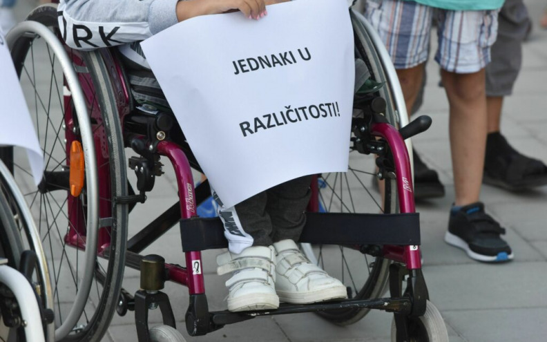 Pomoćnicima u nastavi nakon tri ugovora - otkaz. Osuđeni su na vječni rad na određeno