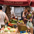 Većina prodavača na zadarskoj tržnici još nema oznaku podrijetla proizvoda: ‘Nova pravila saznamo tek kad nas posjete inspektori’