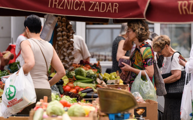 Većina prodavača na zadarskoj tržnici još nema oznaku podrijetla proizvoda: ‘Nova pravila saznamo tek kad nas posjete inspektori’