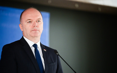 Ministar Šipić u Zadru uručio ugovore za vrtiće i igrališta: ‘Od drugorazredne teme koju se nije ozbiljno shvaćalo, demografija je danas u interesu lokalne i nacionalne politike’
