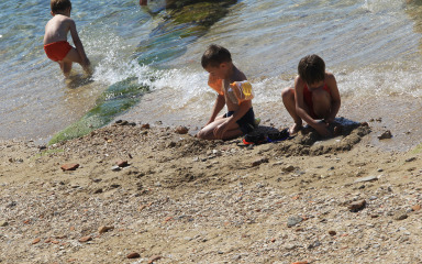 POLICIJA UPOZORAVA Obratite pažnju na sigurnost djece na plažama