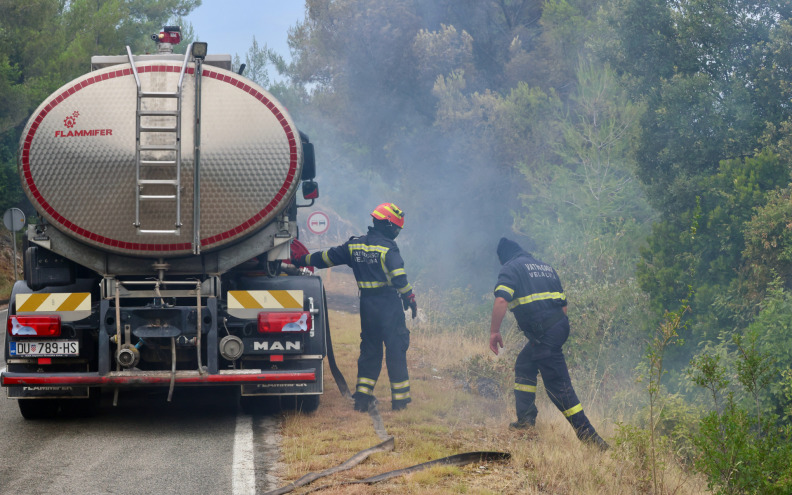 Požar na Korčuli još je aktivan, a gasi ga 220 vatrogasaca. Otkriven je i uzrok