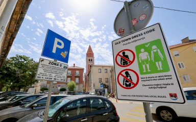 Postavljene oznake o pravilima odijevanja u staroj gradskoj jezgri, turistima prijete i novčane kazne