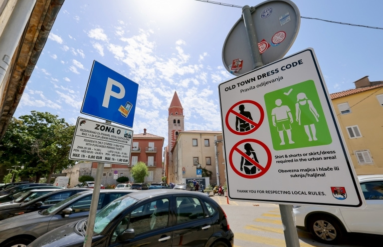 Postavljene oznake o pravilima odijevanja u staroj gradskoj jezgri, turistima prijete i novčane kazne