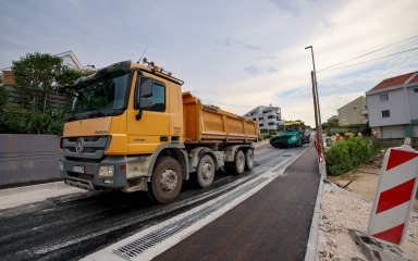 Završni sloj asfalta stigao na Ulicu Stanka Vraza, radovi se nastavljaju iza ljeta