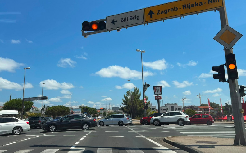 Kolaps na Bulevaru: Na jednom od najprometnijih zadarskih križanja ne rade semafori