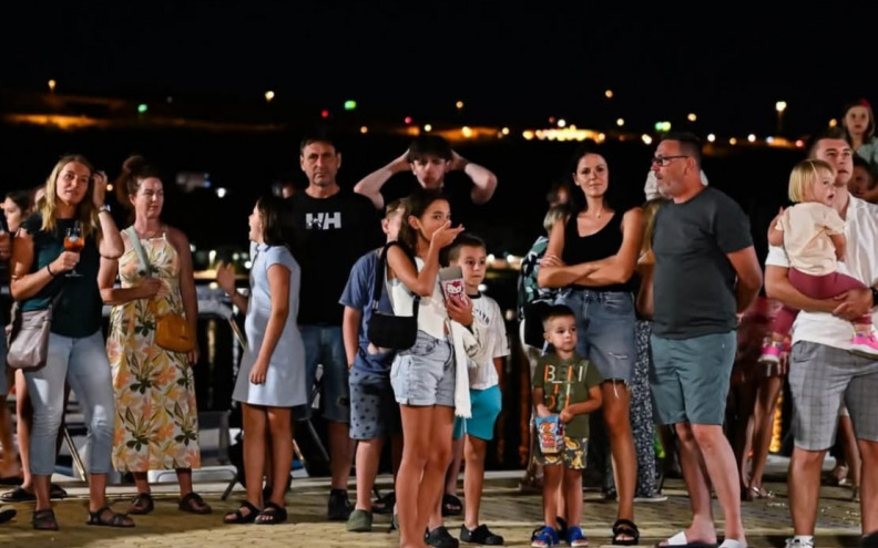 Brojni posjetitelji uživali na koncertu grupe Vista u Rovanjskoj